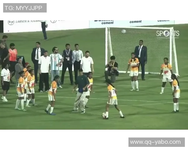 苏亚雷斯被印度小女孩穿裆瞬间引发外网热议震惊表情成热门话题